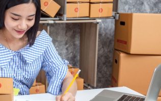 Reúnen a emprendedores locales en Mercadito Black Friday de Huixquilucan