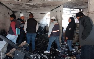 Reúnen donativos para familia que perdió su casa en incendio en Lerma
