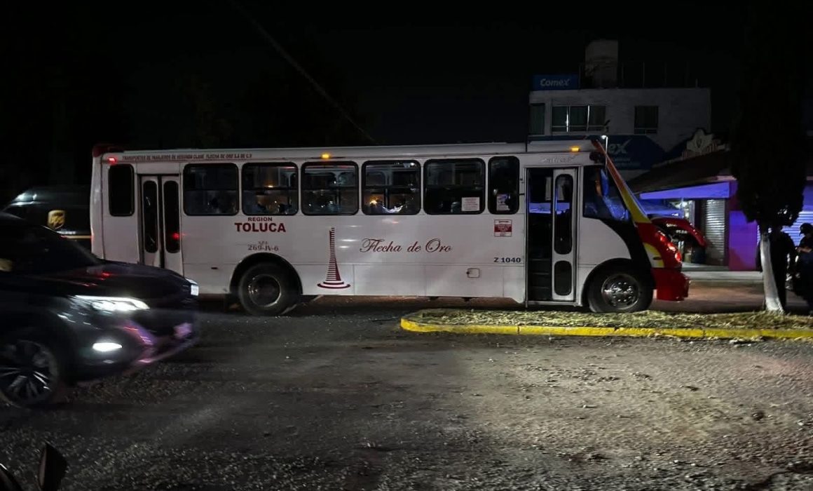 Riña entre chofer y conductor ocasiona carambola en Toluca