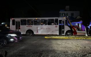 Riña entre chofer y conductor ocasiona carambola en Toluca