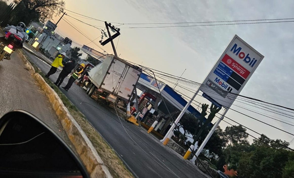 Se duerme trailero y se estrella en Lomas Verde Naucalpan