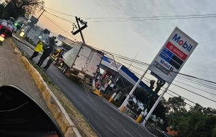 Se duerme trailero y se estrella en Lomas Verde Naucalpan