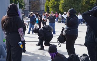 Se manifiestan colectivos feministas por el 25N en Toluca