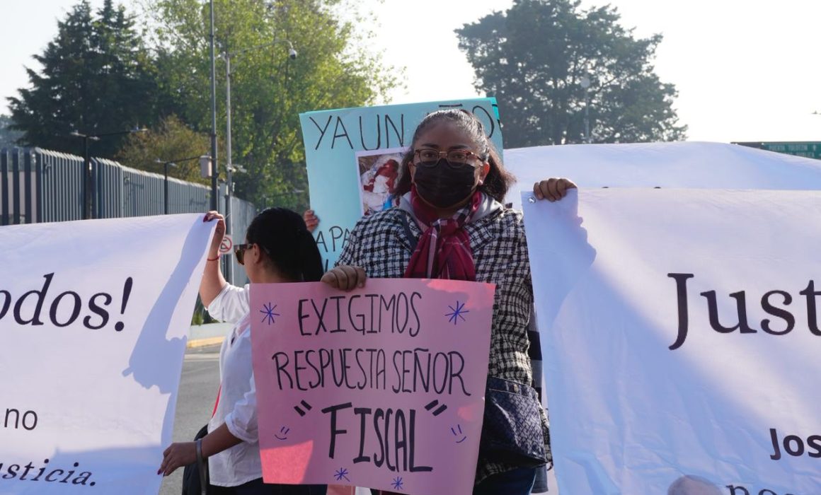 Se manifiestan padres de bebés fallecidos por bacteria en el Edomex