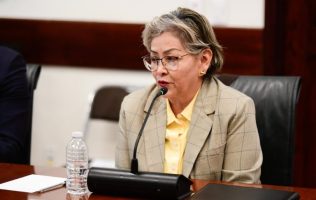 Señalan al Gobierno de La Paz de despidos arbitrarios y abuso de autoridad