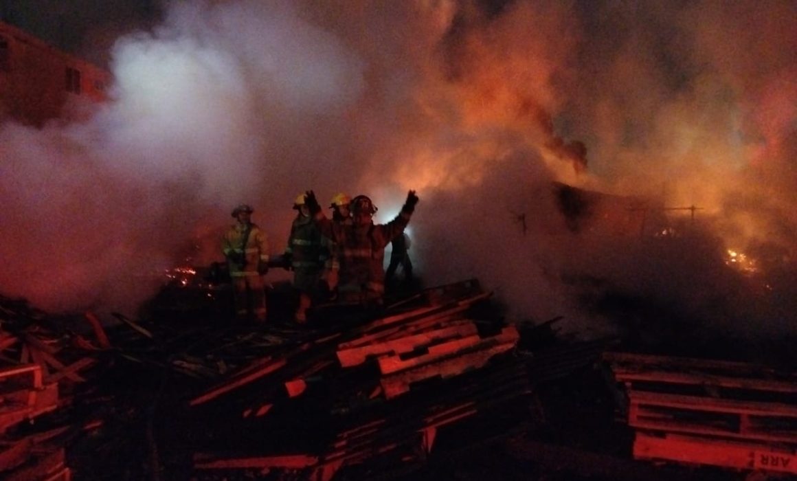 Sofocan Bomberos de Cuautitlán incendio en empresa de tarimas