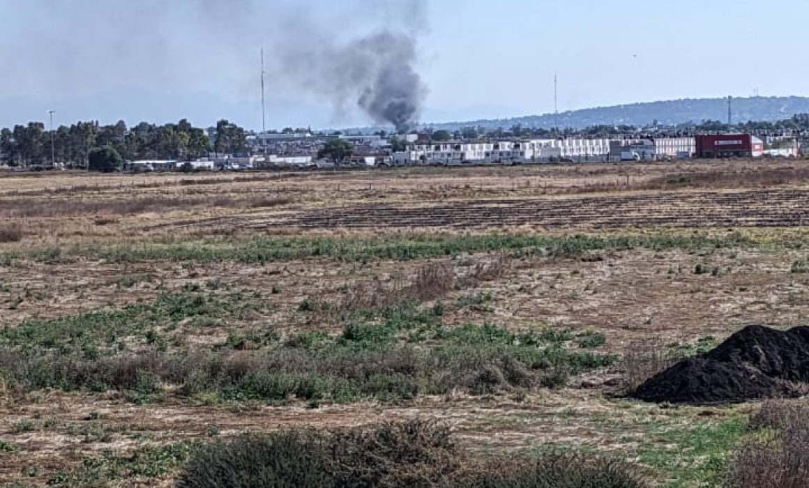 Supera los 10 metros de altura incendio en Huehuetoca; se desconocen causas