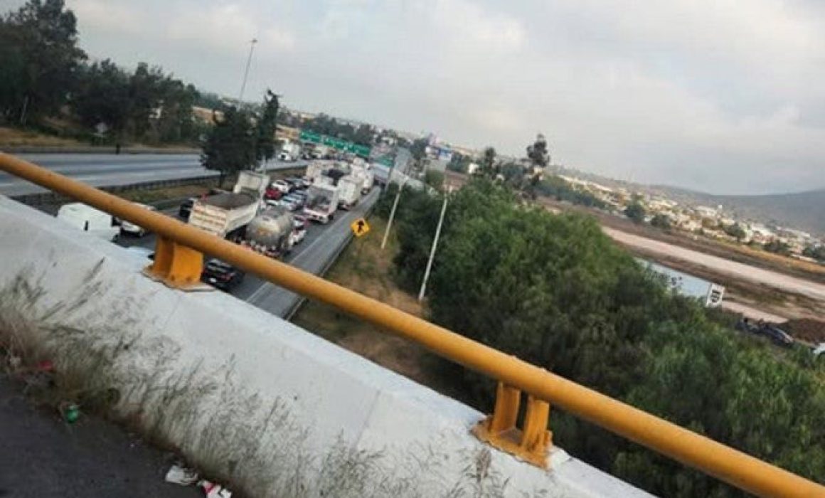 Superan los 10 km bloqueo de transportistas en la Méx-Qro en Huehuetoca
