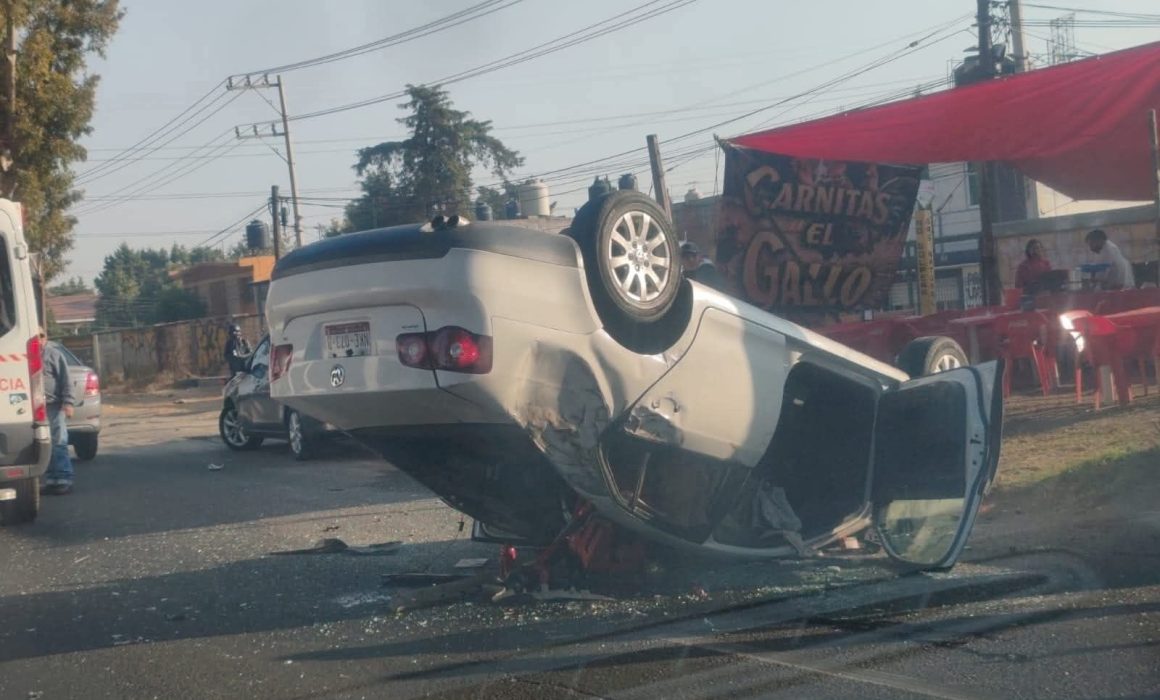 Termina con las llantas hacía arriba auto volcado en Ecatepec