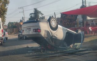 Termina con las llantas hacía arriba auto volcado en Ecatepec
