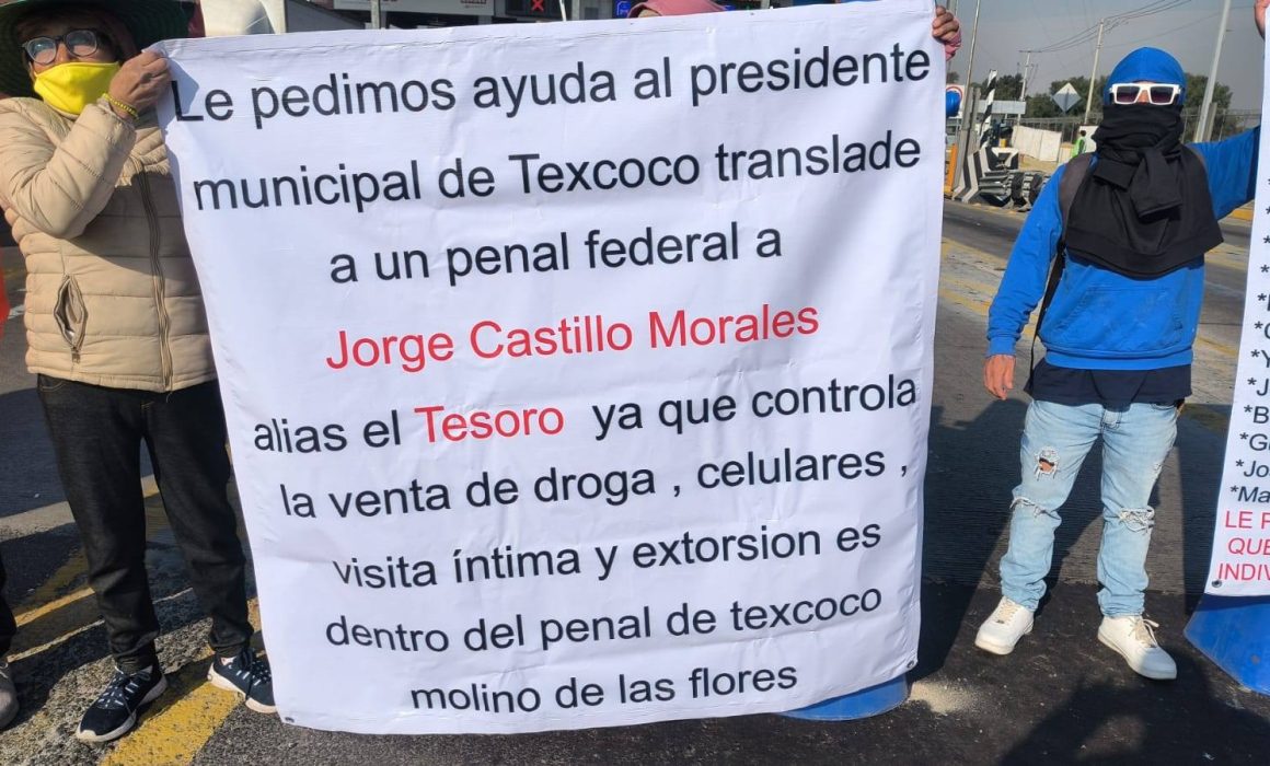 Toman caseta en Texcoco; denuncian que reo controla penal local