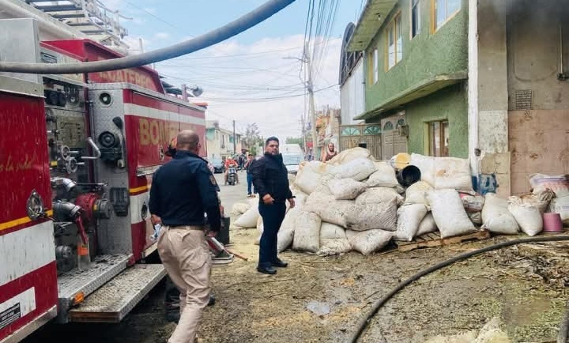 Trabajan arduamente para controlar incendio en bodega de Ecatepec