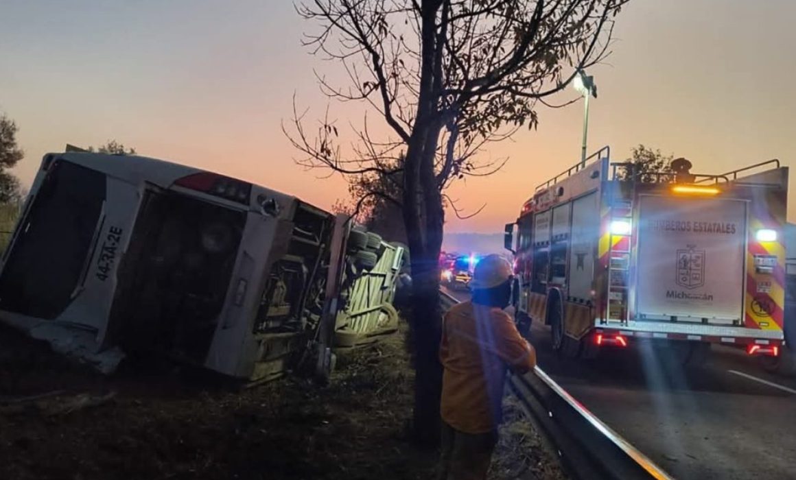 Vuelca autobús en la Morelia-Pátzcuaro; al menos 10 fallecidos