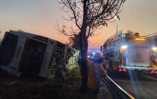 Vuelca autobús en la Morelia-Pátzcuaro; al menos 10 fallecidos