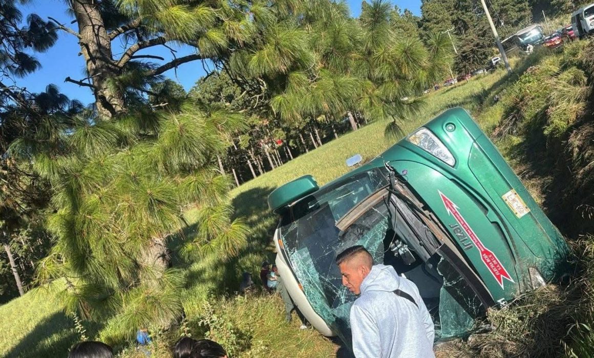 Vuelca camión de pasajeros en la Tenancingo-Chalma; hay varios heridos