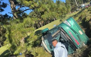 Vuelca camión de pasajeros en la Tenancingo-Chalma; hay varios heridos