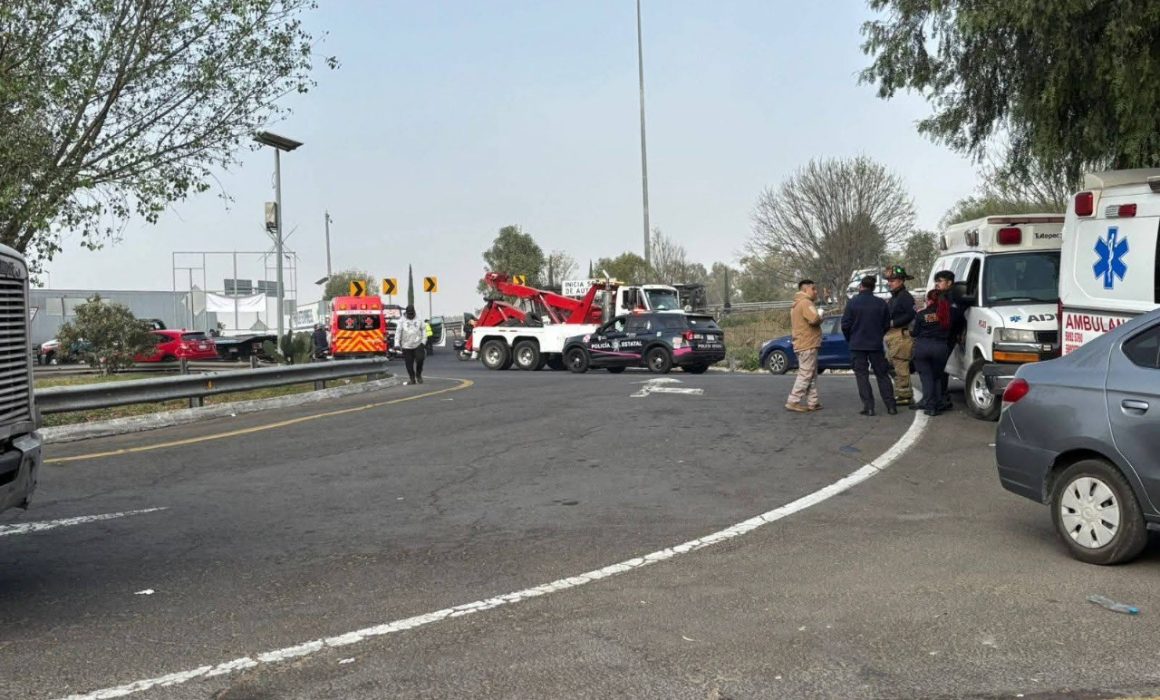 Vuelca pipa con alimento en incorporación al Mexiquense, en Tultepec