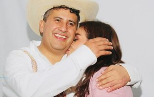Te juro que no te voy a fallar: Grecia Quiroz a memoria de Carlos Manzo