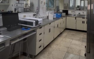 Entre probetas y barricas: así se certifica cada botella de tequila El texto original de este artículo fue publicado por la Agencia Quadratín en la siguiente dirección: https://jalisco.quadratin.com.mx/sucesos/entre-probetas-y-barricas-asi-se-certifica-cada-botella-de-tequila/ Este contenido se encuentra protegido por la ley. Si lo cita, por favor mencione la fuente y haga un enlace a la nota original de donde usted lo ha tomado. Agencia Quadratín. Todos los Derechos Reservados © 2023.
