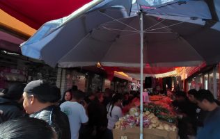 Lucen abarrotados los mercados municipales previo a la cena navideña