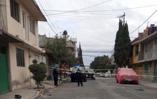 Abandonan restos de recién nacido en Ecatepec; autoridad tarda horas