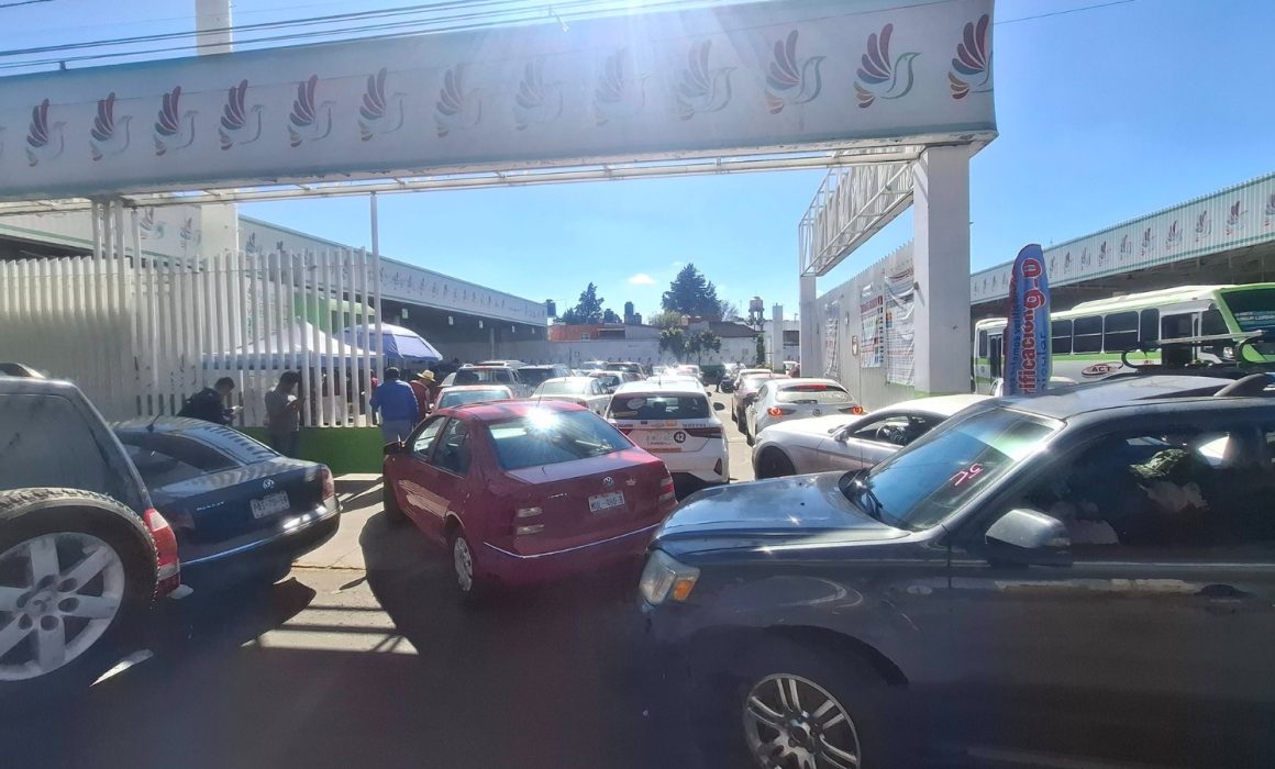 Abarrotan verificentros por fecha límite para evitar multas