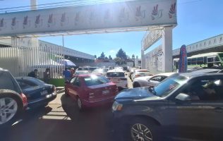 Abarrotan verificentros por fecha límite para evitar multas