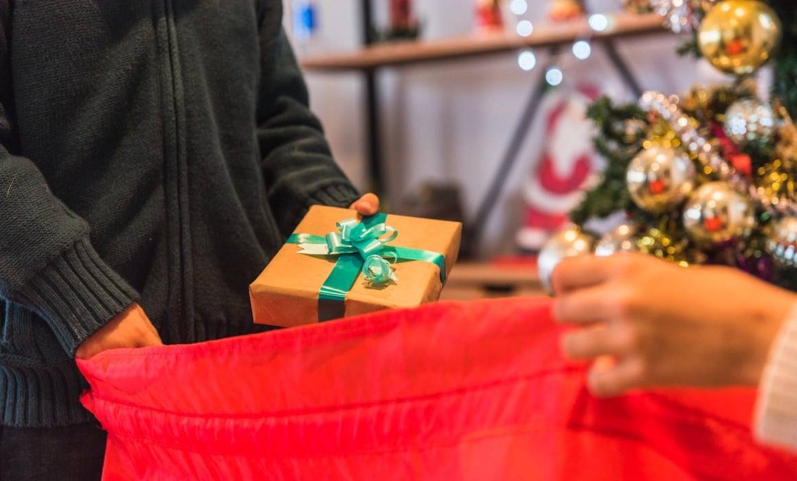 Advierten que consumismo navideño de ropa intensifica contaminación