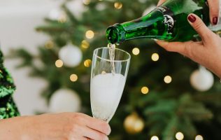 Advierten sobre riesgos de tomar alcohol durante fiestas decembrinas