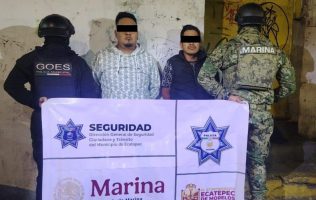Agarran en Ecatepec a 2 sujetos con arma y varios cartuchos