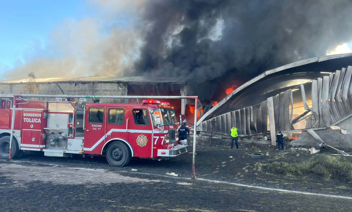Apoyan cuerpos de seguridad de Toluca emergencia de caída de avioneta