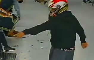 Asaltan barbería en Valle de Chalco; despojan frente a menores
