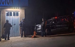 Asesina policía a individuo por defensa propia en villa Victoria