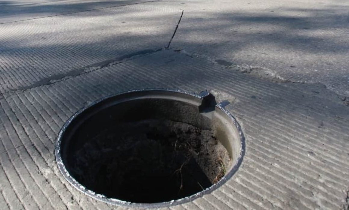 Cae auto sobre coladera sin tapa en Ecatepec y genera tráfico