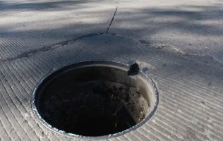 Cae auto sobre coladera sin tapa en Ecatepec y genera tráfico
