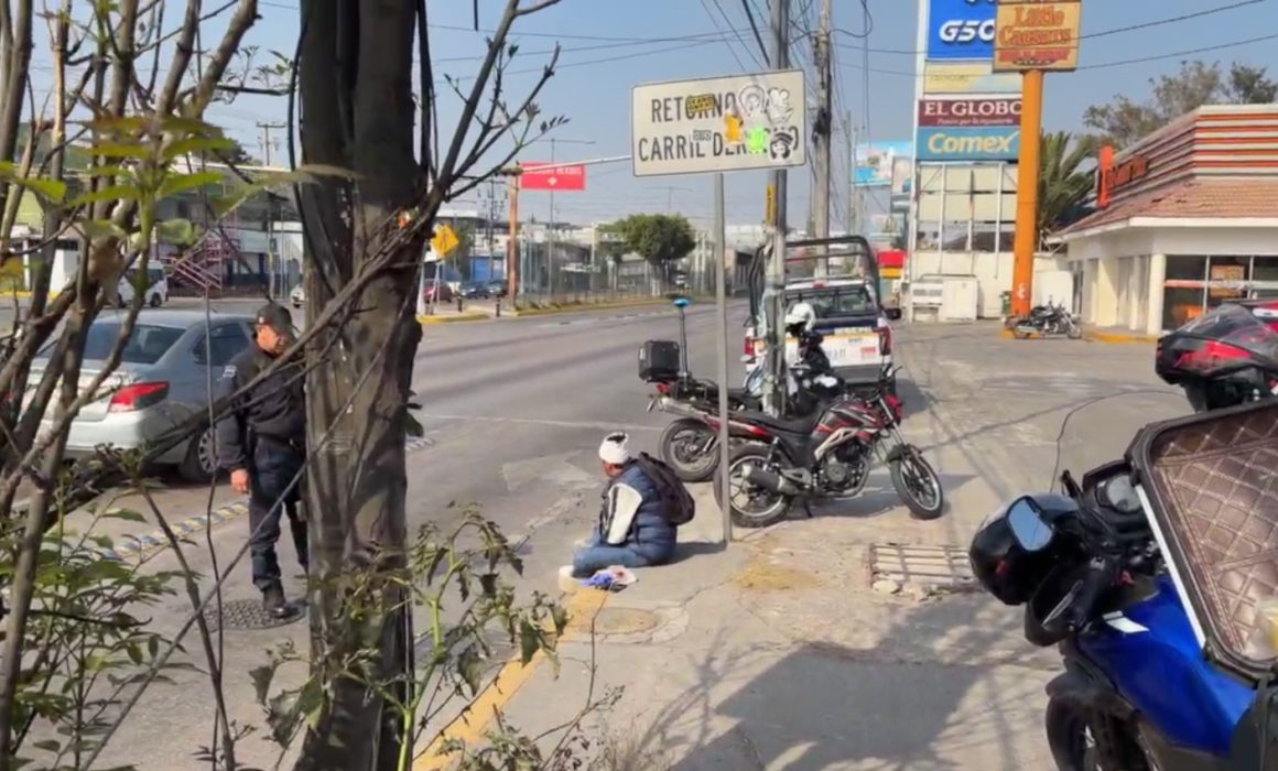 Cae motociclista en el pavimento en Ecatepec; es atendido por policías