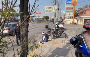 Cae motociclista en el pavimento en Ecatepec; es atendido por policías
