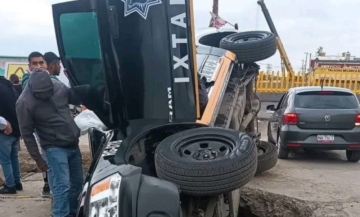 Cae patrulla a socavón en obras del colector sobre la México-Puebla
