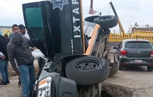 Cae patrulla a socavón en obras del colector sobre la México-Puebla