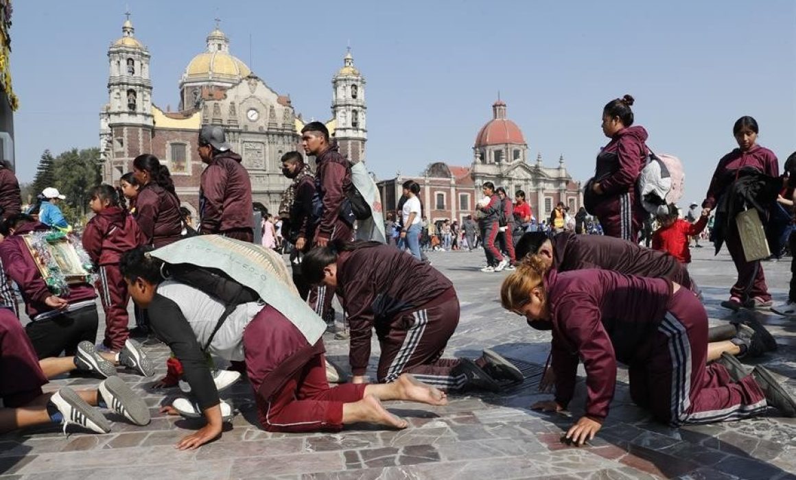 Caminan peregrinos hacía la Basílica de Guadalupe