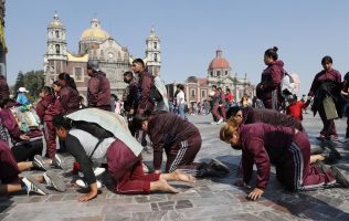Caminan peregrinos hacía la Basílica de Guadalupe