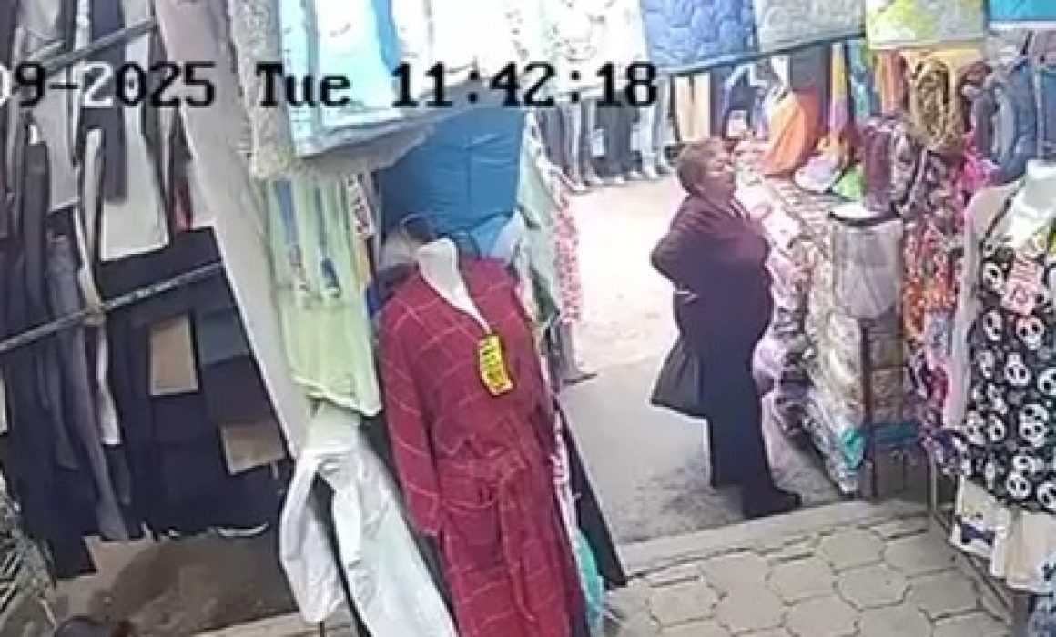 Captan a abuelita en presunto robo hormiga en mercado de Chiconcuac