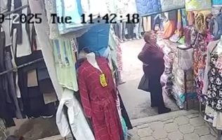 Captan a abuelita en presunto robo hormiga en mercado de Chiconcuac