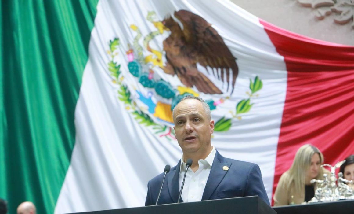 CIUDAD DE MÉXICO, 11 de diciembre de 2025.- En continuidad a los cateos realizados en Durango y Coahuila, donde fue detenido Edgar N, alias El Limones, otros cinco hombres fueron arrestados por diversos delitos, confirmó este jueves el Gabinete de Seguridad. Durante los operativos en Durango y Coahuila se cumplimentaron órdenes de cateo en diferentes inmuebles, en los cuales se aseguró armamento, equipo táctico y vehículos. También se realizó la detención de seis personas (incluida la de Edgar N). Esta acción permitió debilitar la estructura delictiva relacionada con delitos de extracción ilegal y venta de hidrocarburos en Durango, así como con amenazas y extorsiones contra comerciantes y ganaderos de la región Laguna, además de lavado de dinero. El texto original de este artículo fue publicado por la Agencia Quadratín en la siguiente dirección: https://mexico.quadratin.com.mx/junto-a-el-limones-otros-5-detenidos-por-extorsion-en-la-laguna/ Este contenido se encuentra protegido por la ley. Si lo cita, por favor mencione la fuente y haga un enlace a la nota original de donde usted lo ha tomado. Agencia Quadratín. Todos los Derechos Reservados © 2025.