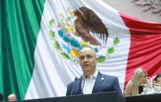 CIUDAD DE MÉXICO, 11 de diciembre de 2025.- En continuidad a los cateos realizados en Durango y Coahuila, donde fue detenido Edgar N, alias El Limones, otros cinco hombres fueron arrestados por diversos delitos, confirmó este jueves el Gabinete de Seguridad. Durante los operativos en Durango y Coahuila se cumplimentaron órdenes de cateo en diferentes inmuebles, en los cuales se aseguró armamento, equipo táctico y vehículos. También se realizó la detención de seis personas (incluida la de Edgar N). Esta acción permitió debilitar la estructura delictiva relacionada con delitos de extracción ilegal y venta de hidrocarburos en Durango, así como con amenazas y extorsiones contra comerciantes y ganaderos de la región Laguna, además de lavado de dinero. El texto original de este artículo fue publicado por la Agencia Quadratín en la siguiente dirección: https://mexico.quadratin.com.mx/junto-a-el-limones-otros-5-detenidos-por-extorsion-en-la-laguna/ Este contenido se encuentra protegido por la ley. Si lo cita, por favor mencione la fuente y haga un enlace a la nota original de donde usted lo ha tomado. Agencia Quadratín. Todos los Derechos Reservados © 2025.