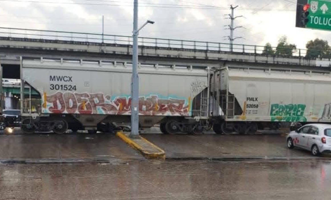 Choca auto contra tren en Metepec; chofer quedó atrapado en la unidad