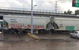 Choca auto contra tren en Metepec; chofer quedó atrapado en la unidad
