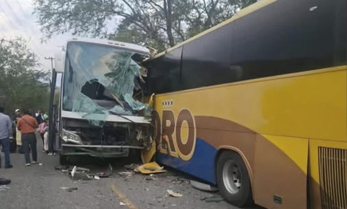 Chocan 2 autobuses en La Montaña de Guerrero; 3 muertos y 25 lesionados