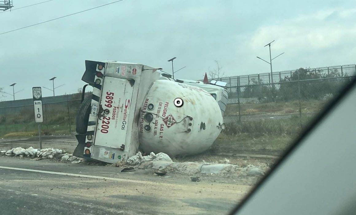 Cierran acceso a la autopista Peñón-Texcoco tras volcadura de pipa
