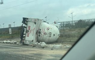 Cierran acceso a la autopista Peñón-Texcoco tras volcadura de pipa